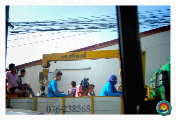 Thailändische Arbeiter auf dem Weg zur Arbeit
