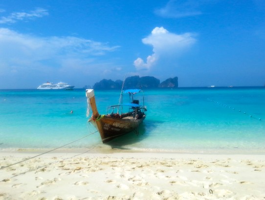 Traumhafter Longbeach mit Blick auf der "einsamen" Insel Phi Phi Leh - ein wahrer Erlebnisurlaub!