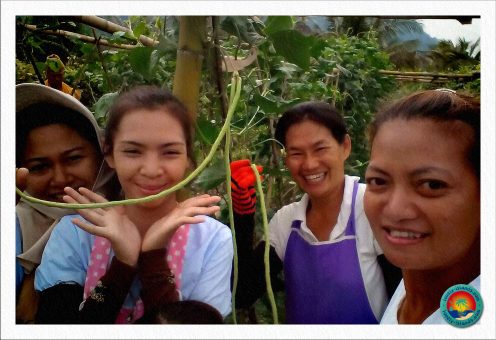 Thailändische Frauen bei der Gartenarbeit